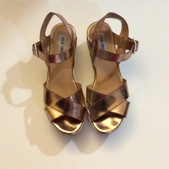🎉🎉🎉Steve Madden metallic wedge sandals - Picture 2 of 6